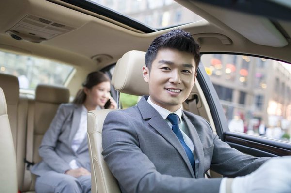 Découvrez le confort et la sécurité d'un service de chauffeur à Lyon