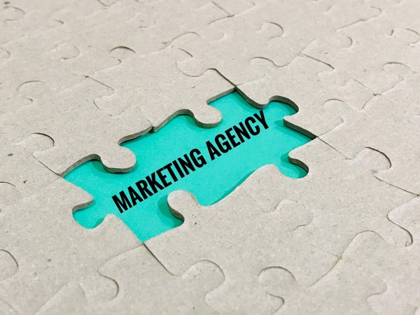 Quels sont les avantages de travailler avec une agence de production audiovisuelle ?